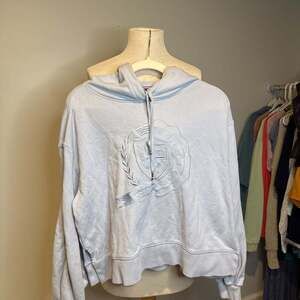 Tommy Hilfiger wms Light Blue Crop Hoodie Collegiate Crest Logo Size S